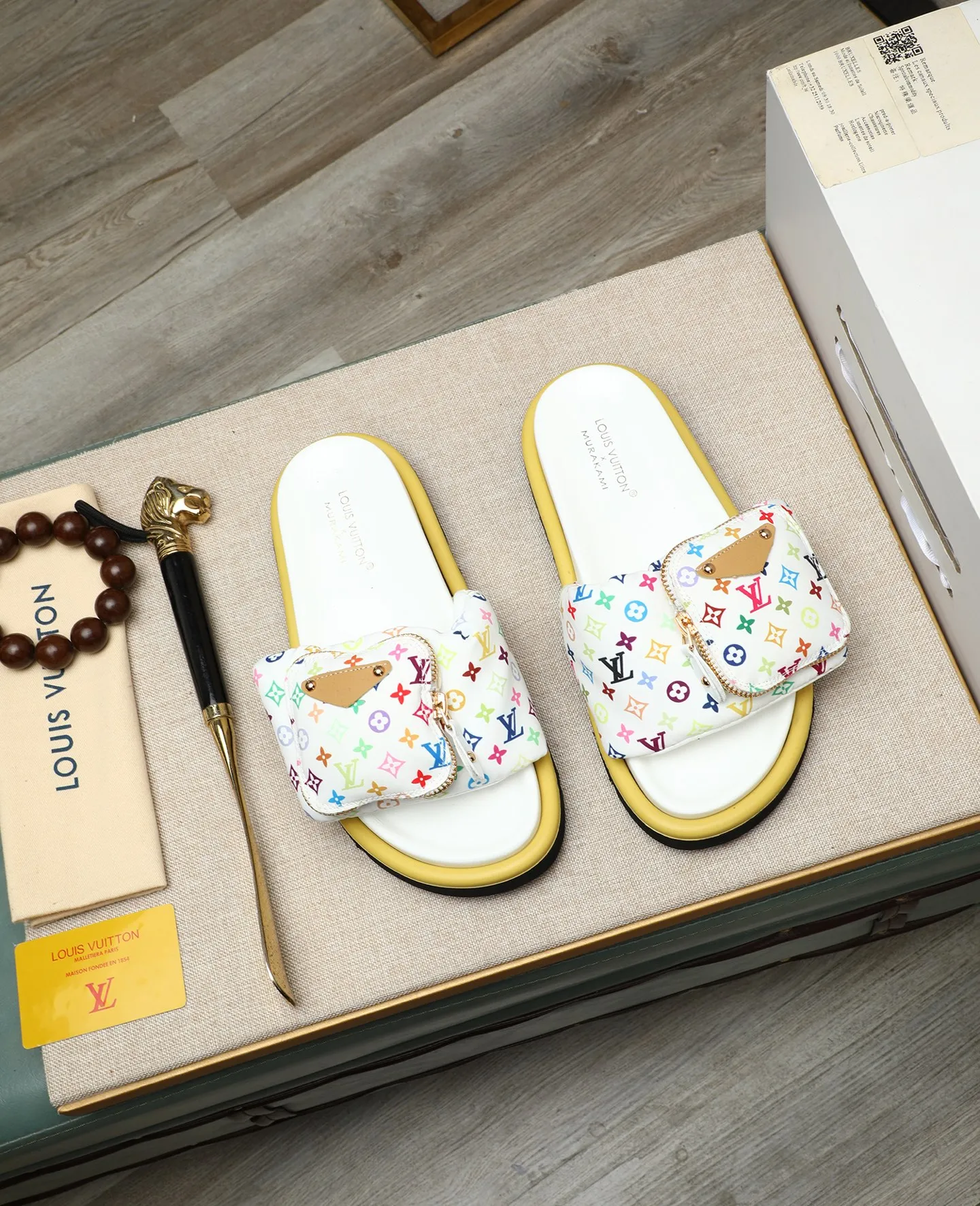 Factory price 360 ​​🐢🐢Men's shoes for couples, with drawer box [LOUIS VUITTON] Louis Vuitton, the latest LV official website printed wallet and men's and women's slippers 🔥🔥🔥 are now on the market. The drawer box is packaged with cloth bags and cards. The upper pattern looks very soft and waxy, and is a super versatile leg slimming tool. Fabric: Imported denim/down silk cotton embossed, LV hardware LOGO, official website pattern printing, lining: water-dyed sheepskin down filling, comfortable to wear, feet: high-elastic PU water platform. Sole: foam sole, heel height: about 5cm. Code number 36-44, (35 45 customized)